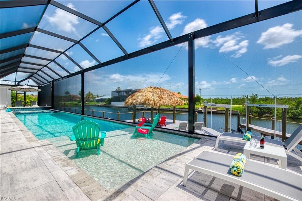 Traumhafte Waterfront-Villa in Cape Coral - Neubau mit Bootsanlage, Salzwasserpool & Luxusausstattung