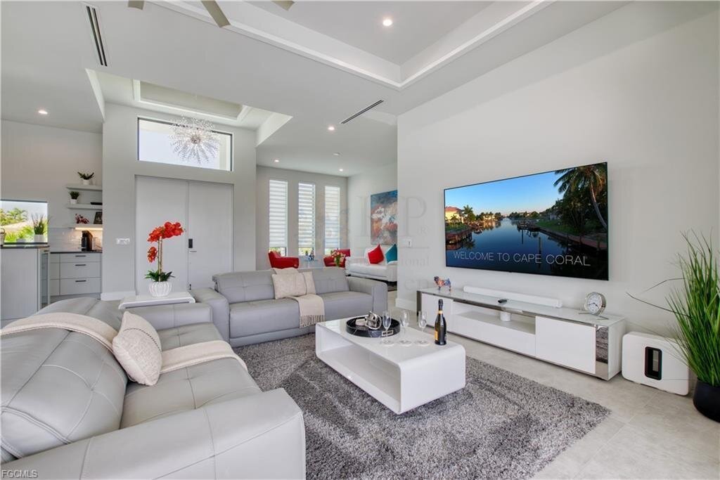 Traumhafte Waterfront-Villa in Cape Coral - Neubau mit Bootsanlage, Salzwasserpool & Luxusausstattung