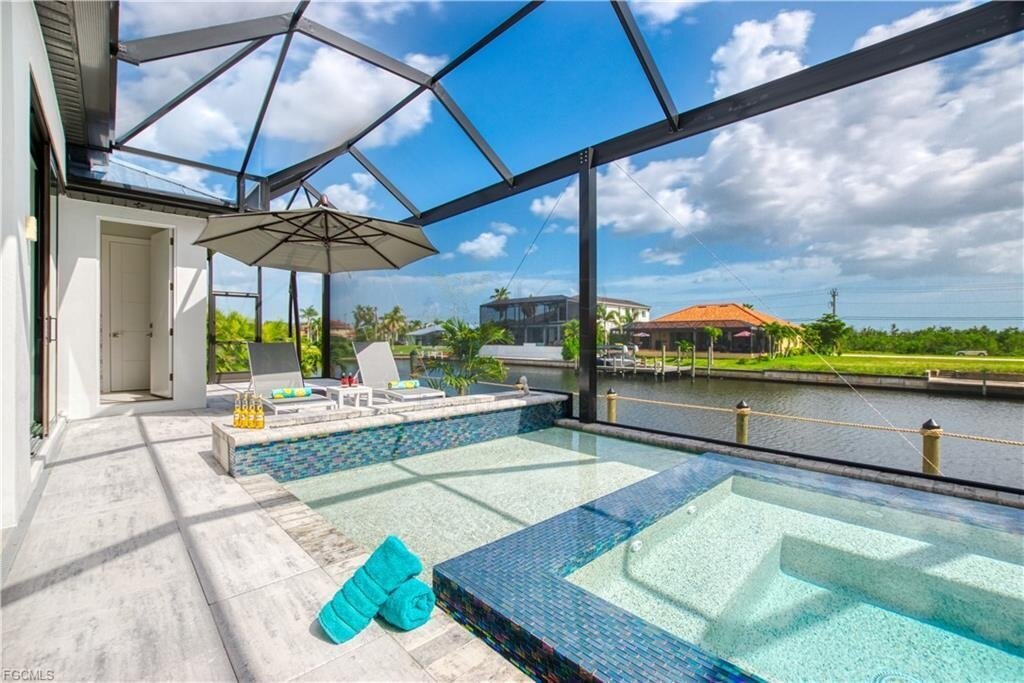 Traumhafte Waterfront-Villa in Cape Coral - Neubau mit Bootsanlage, Salzwasserpool & Luxusausstattung