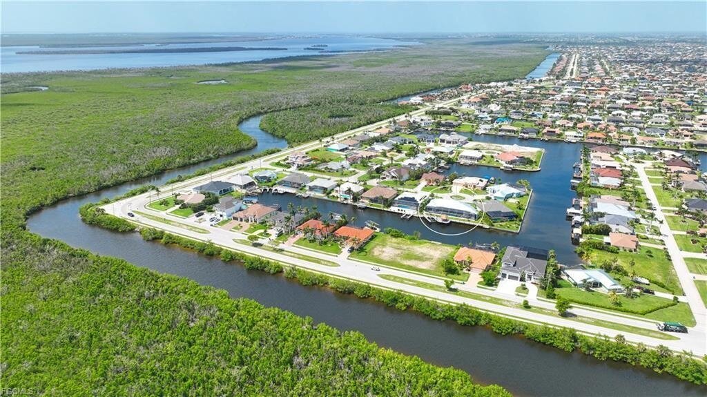 Traumhafte Waterfront-Villa in Cape Coral - Neubau mit Bootsanlage, Salzwasserpool & Luxusausstattung