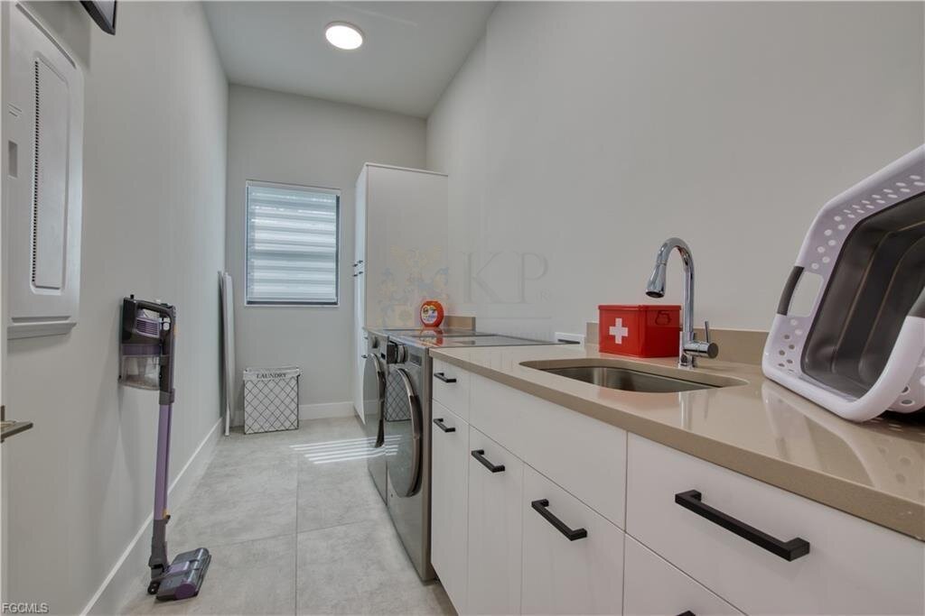 Traumhafte Waterfront-Villa in Cape Coral - Neubau mit Bootsanlage, Salzwasserpool & Luxusausstattung