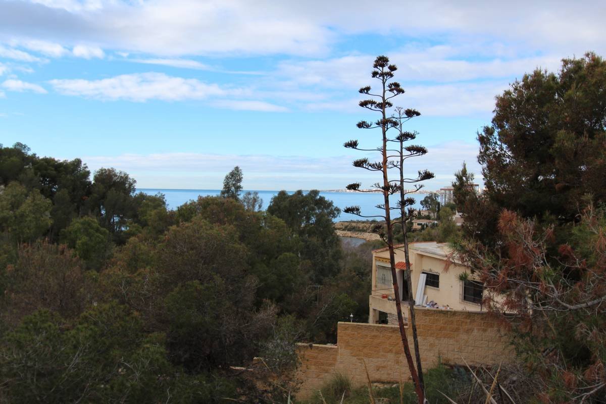 El Campello: Attraktives Baugrundstück nahe Strand - Platz für Ihre Traumvilla mit bis zu 221 m² 