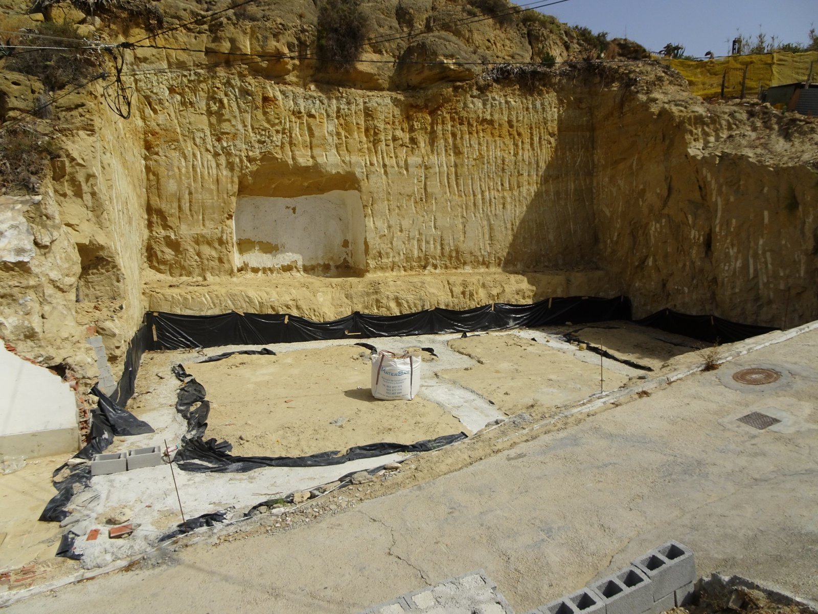 Rojales: Attraktives Baugrundstück mit Fundament & vielseitigem Potenzial 