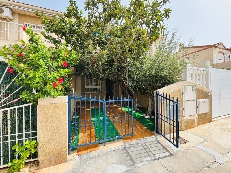 Mediterranes Wohnen mit Terrasse, Pool &amp; Komfort