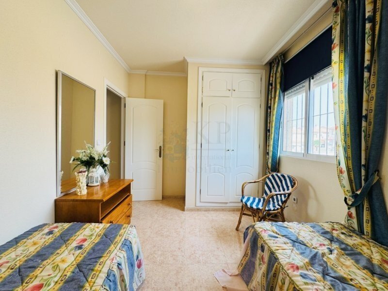 Mediterranes Wohnen mit Terrasse, Pool &amp; Komfort