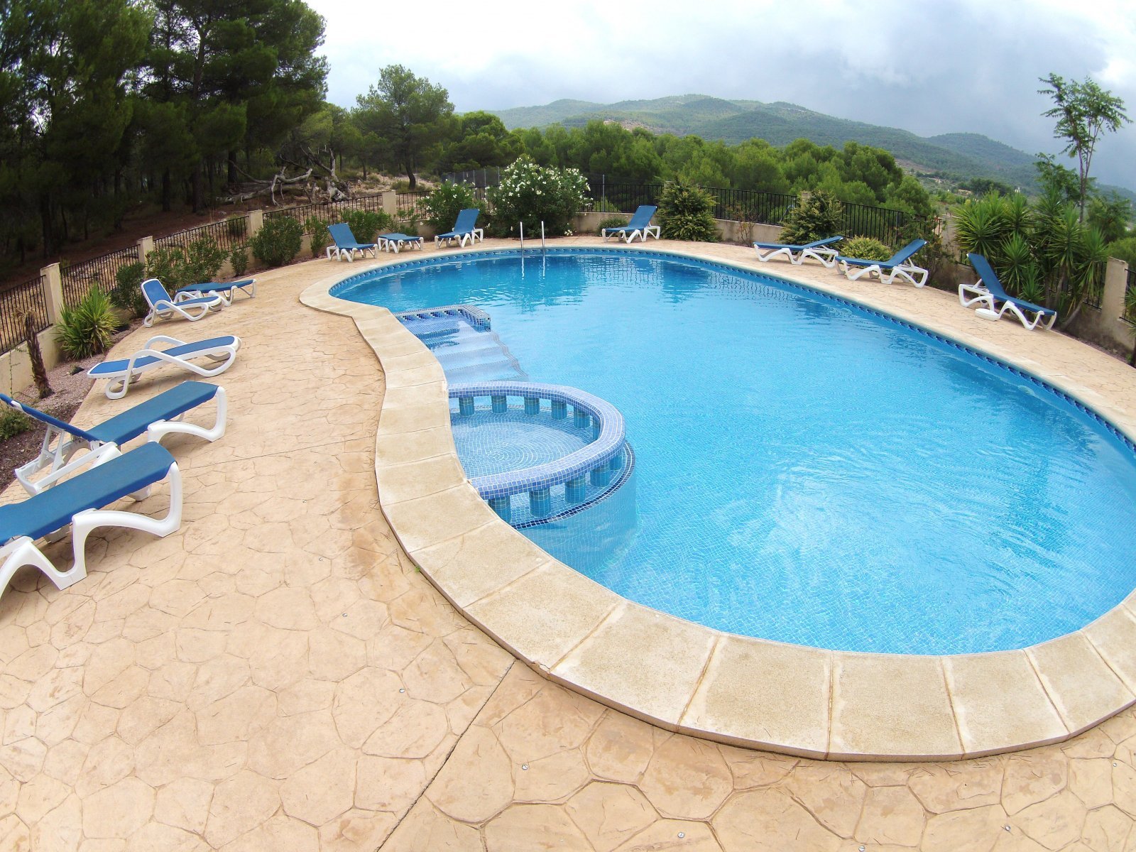 Exklusive Landimmobilie mit Pool, Natur &amp; Panoramaausblick