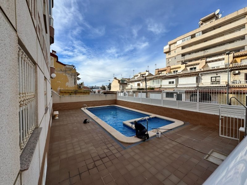 Sonnige Wohnung mit Terrasse und Pool