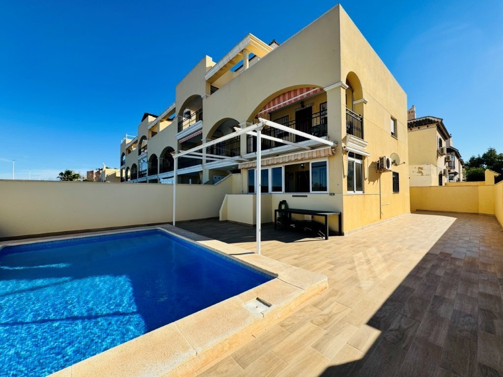 Großzügige Wohnung mit privatem Pool &amp; Garten