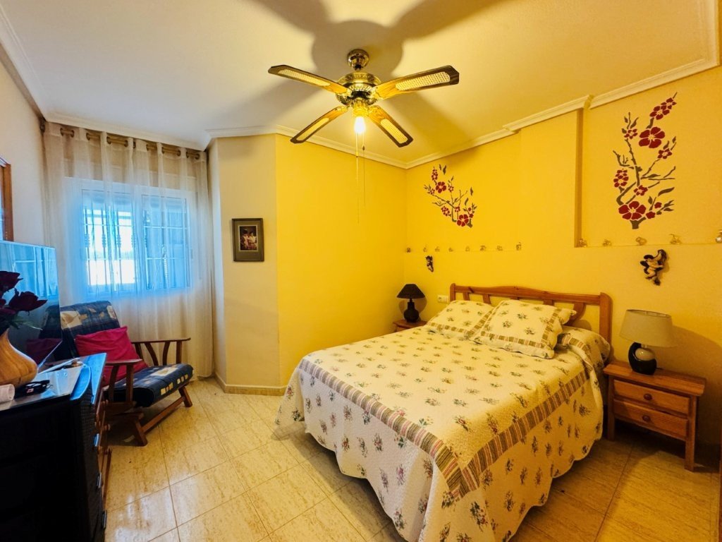 Großzügige Wohnung mit privatem Pool &amp; Garten