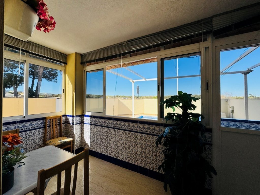 Großzügige Wohnung mit privatem Pool &amp; Garten