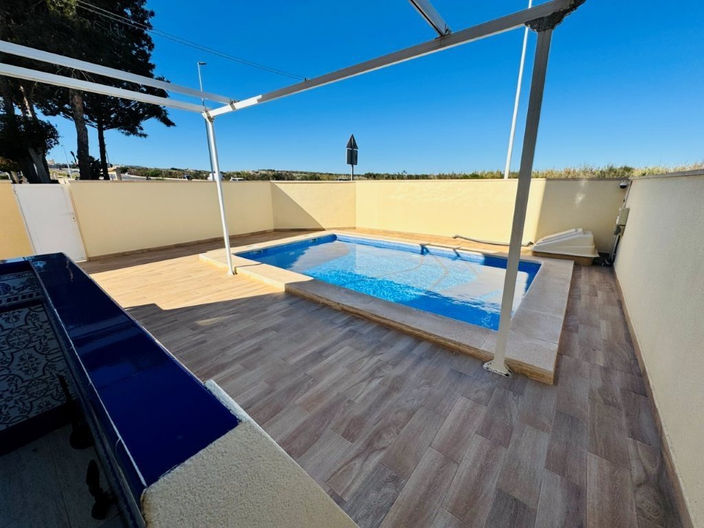 Großzügige Wohnung mit privatem Pool &amp; Garten