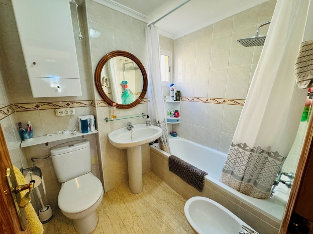 Großzügige Wohnung mit privatem Pool &amp; Garten