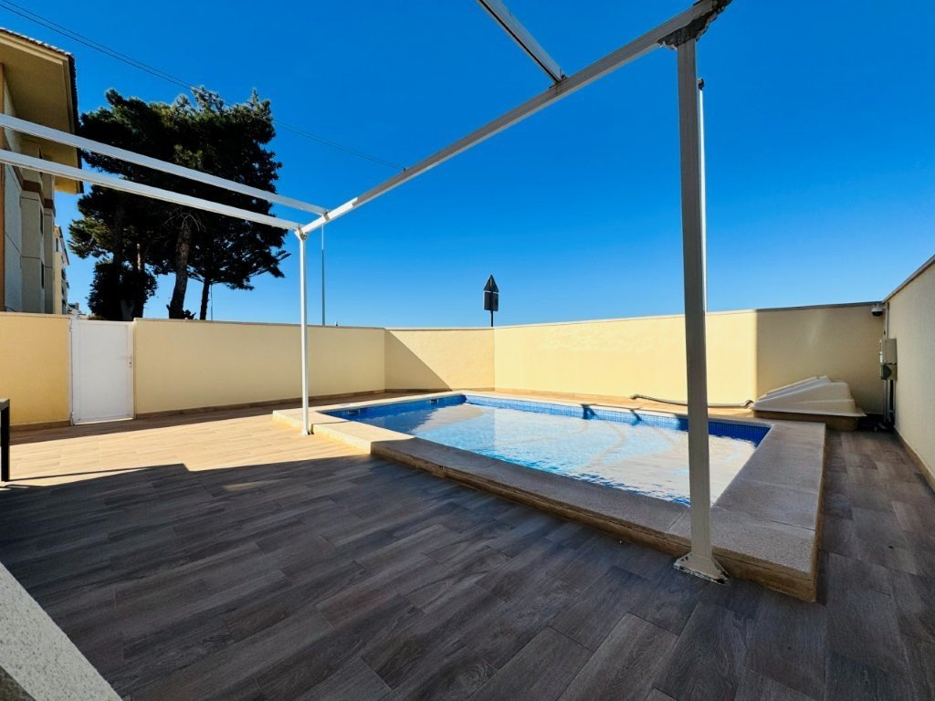 Großzügige Wohnung mit privatem Pool &amp; Garten