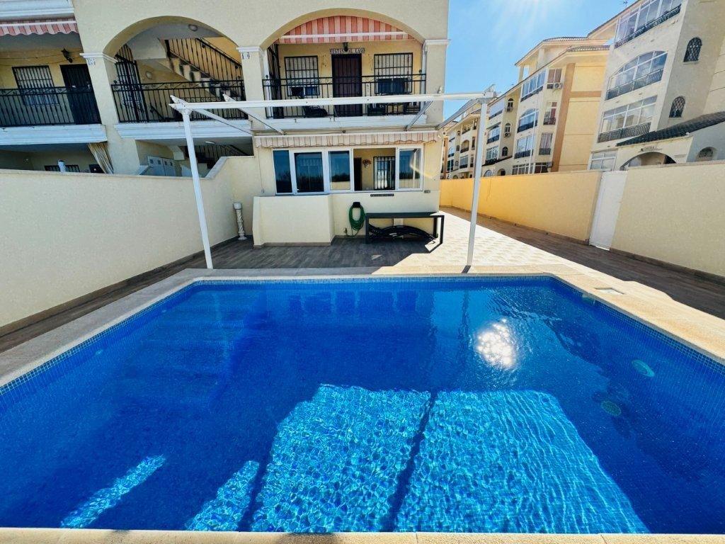 Großzügige Wohnung mit privatem Pool &amp; Garten