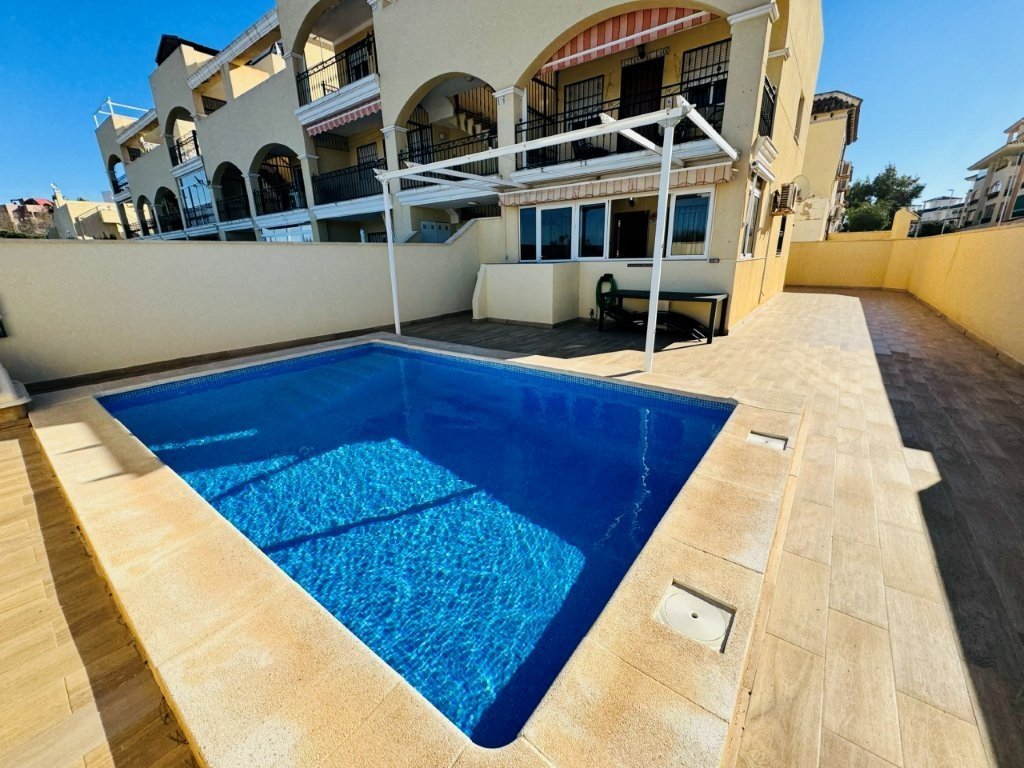 Großzügige Wohnung mit privatem Pool &amp; Garten
