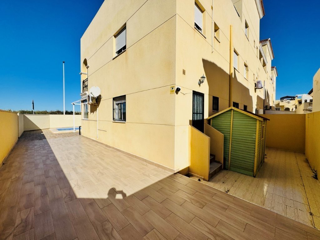 Großzügige Wohnung mit privatem Pool &amp; Garten