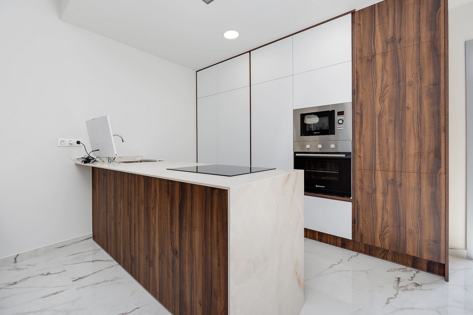 Exklusive Terrassenwohnung mit Pool, 2 Schlafzimmern &amp; Tiefgaragenplatz