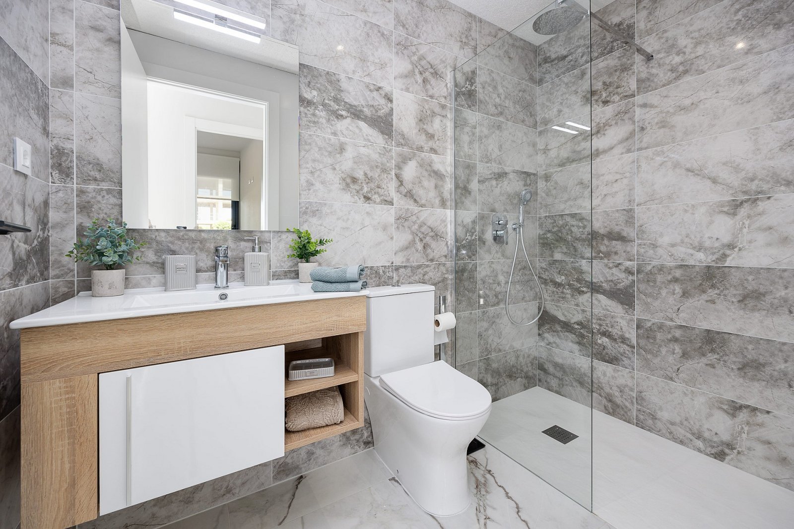 Exklusive Terrassenwohnung mit Pool, 2 Schlafzimmern &amp; Tiefgaragenplatz