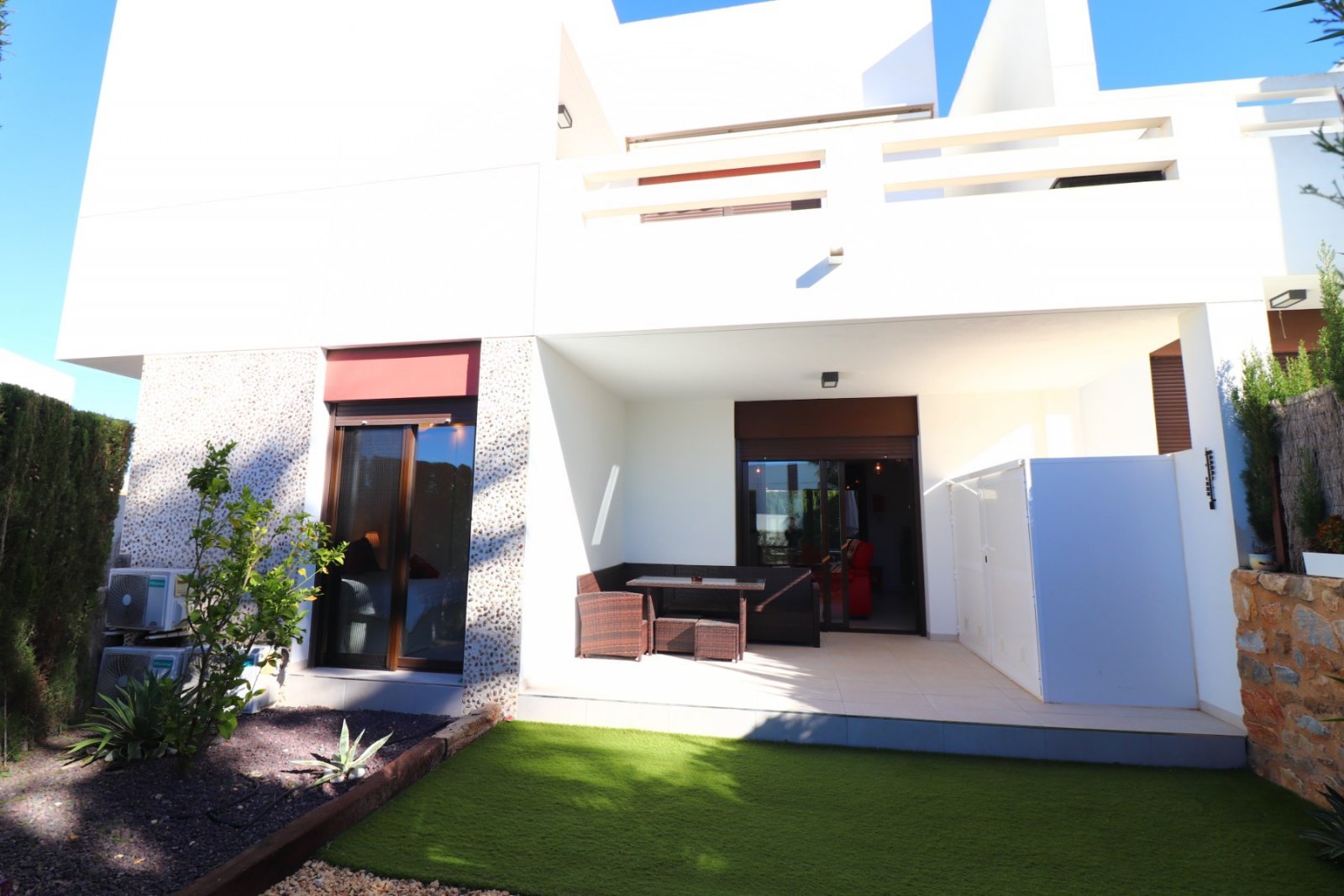 Modernes Apartment mit sonnigem Garten und Terrasse