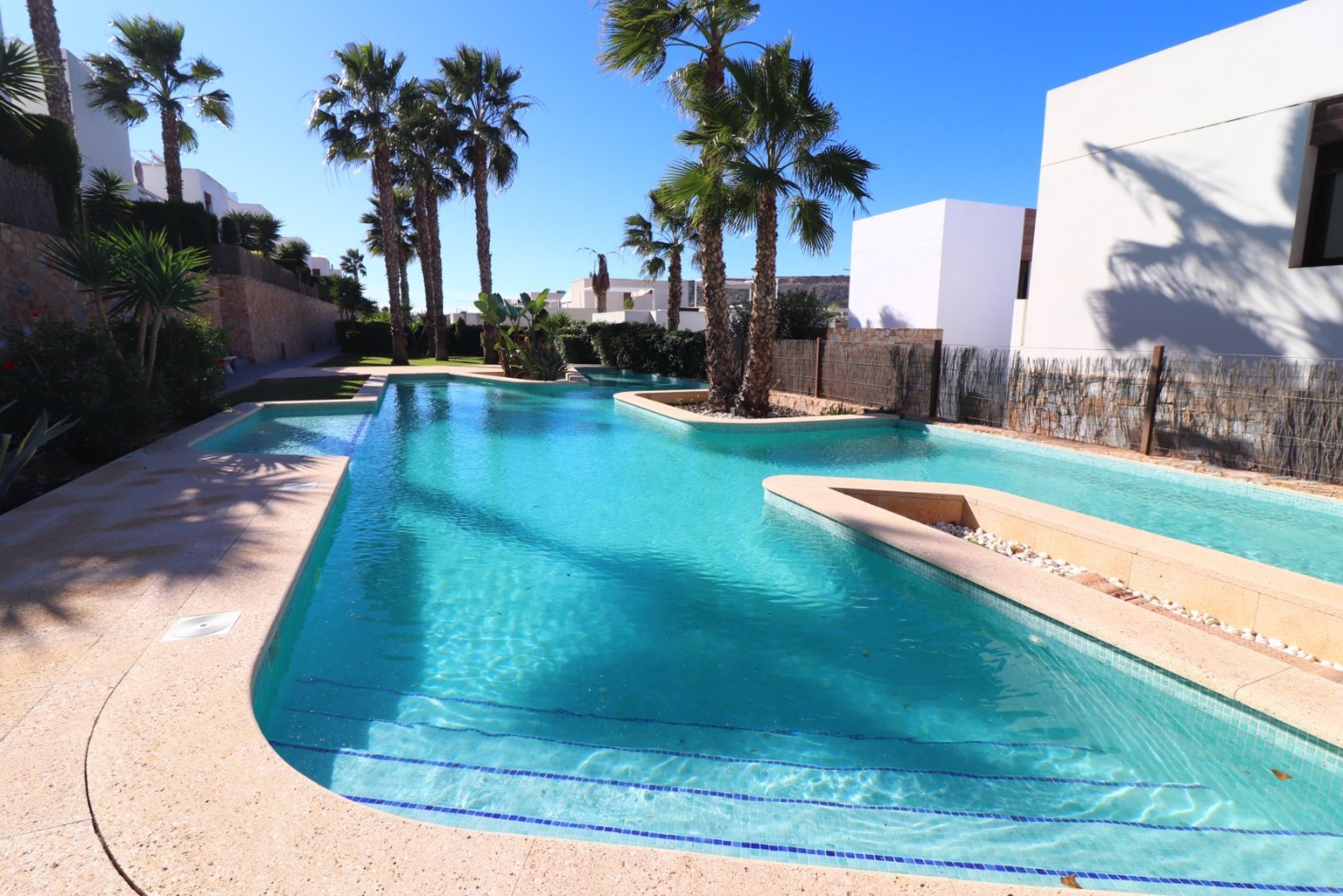 Modernes Apartment mit sonnigem Garten und Terrasse