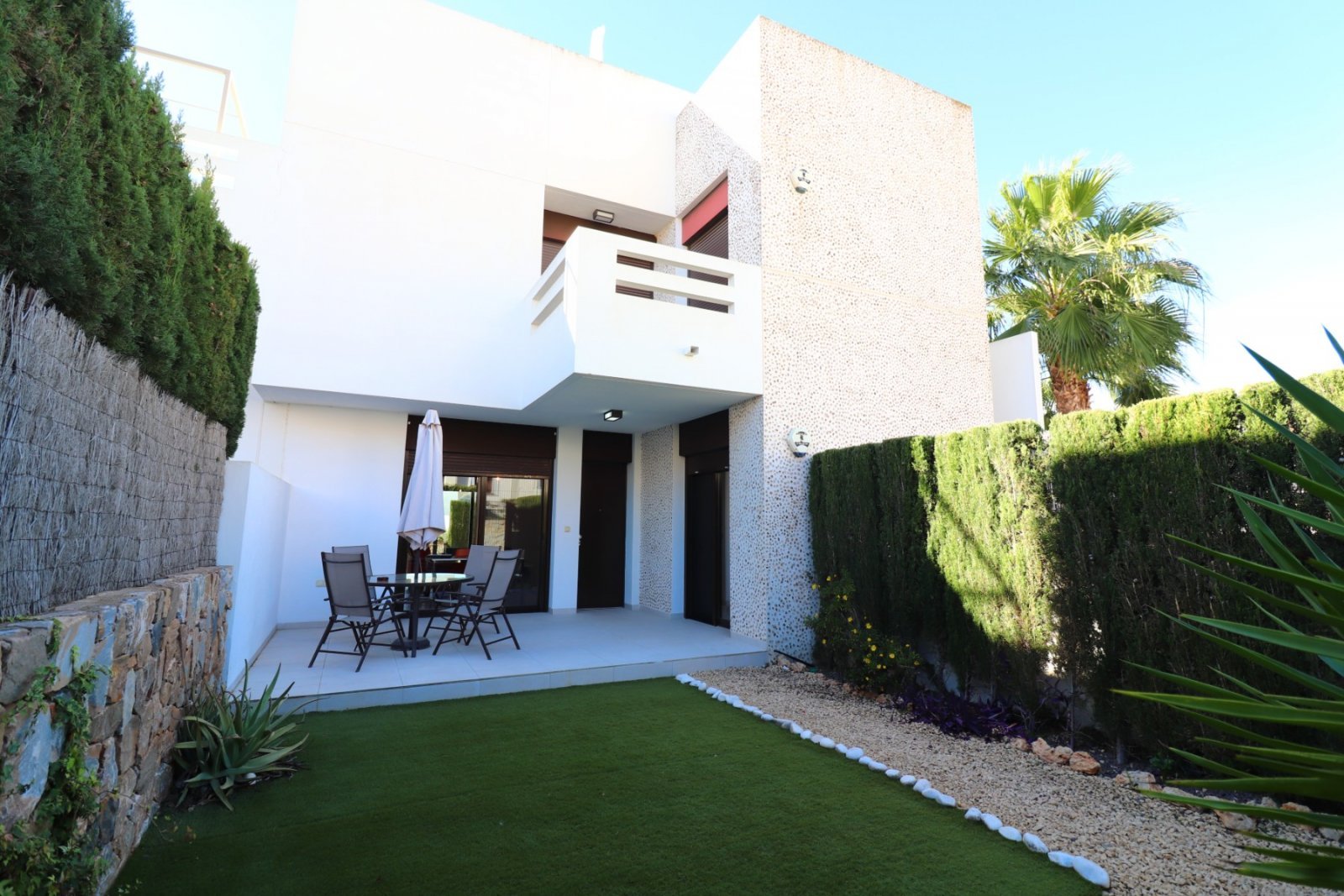 Modernes Apartment mit sonnigem Garten und Terrasse