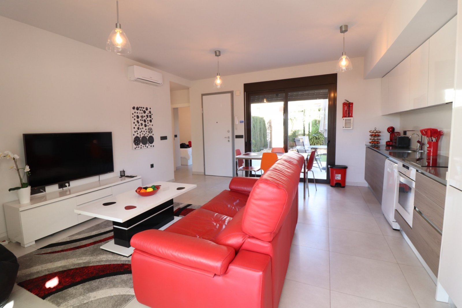 Modernes Apartment mit sonnigem Garten und Terrasse