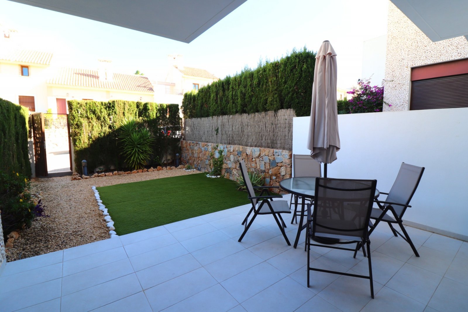 Modernes Apartment mit sonnigem Garten und Terrasse