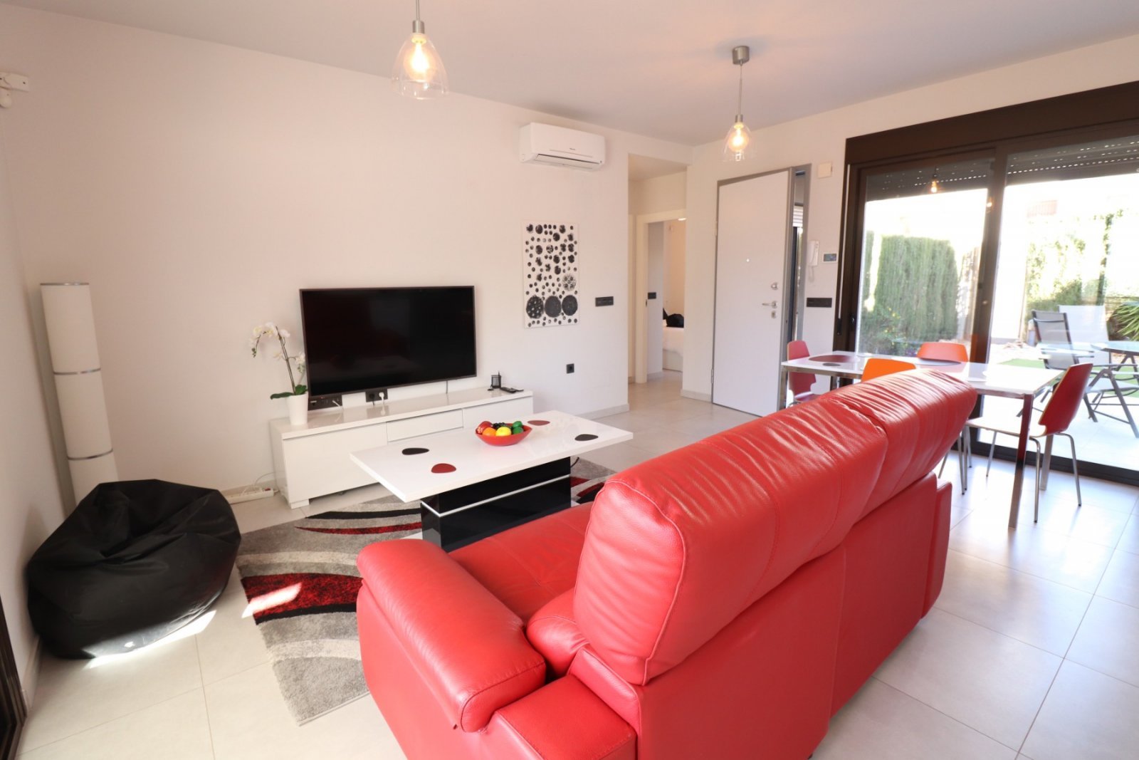 Modernes Apartment mit sonnigem Garten und Terrasse