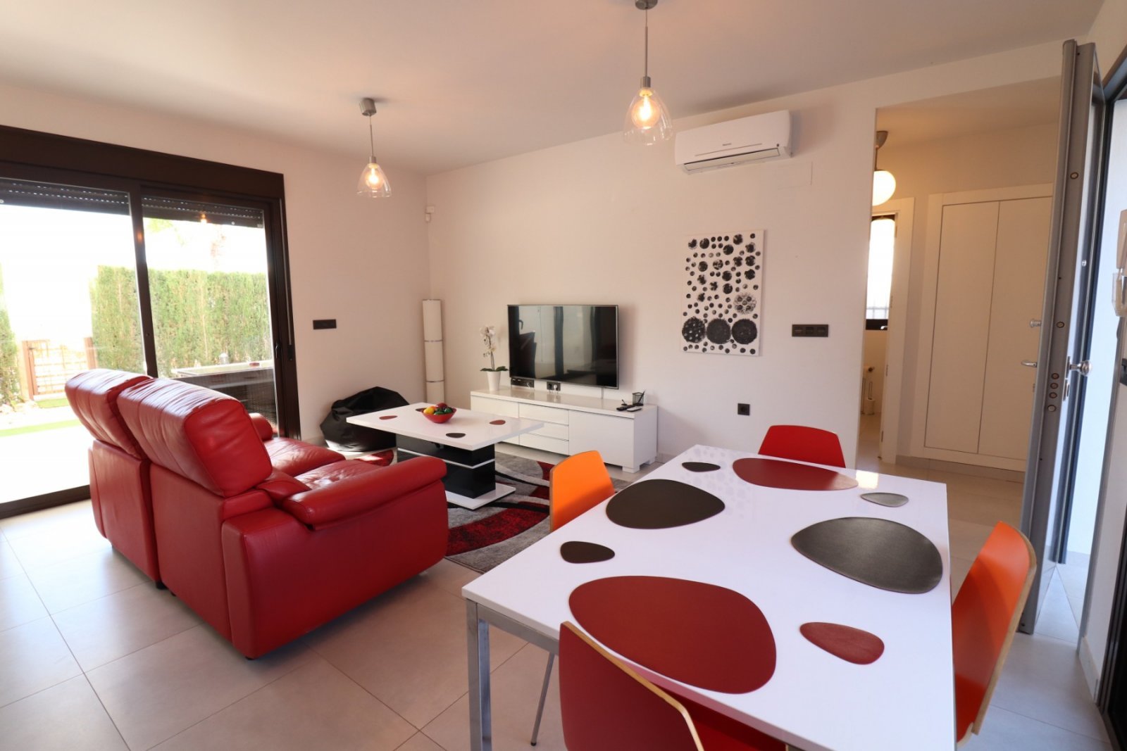 Modernes Apartment mit sonnigem Garten und Terrasse