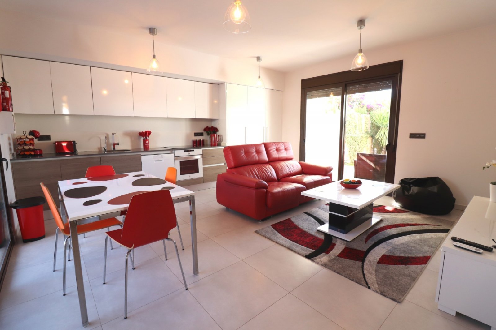 Modernes Apartment mit sonnigem Garten und Terrasse