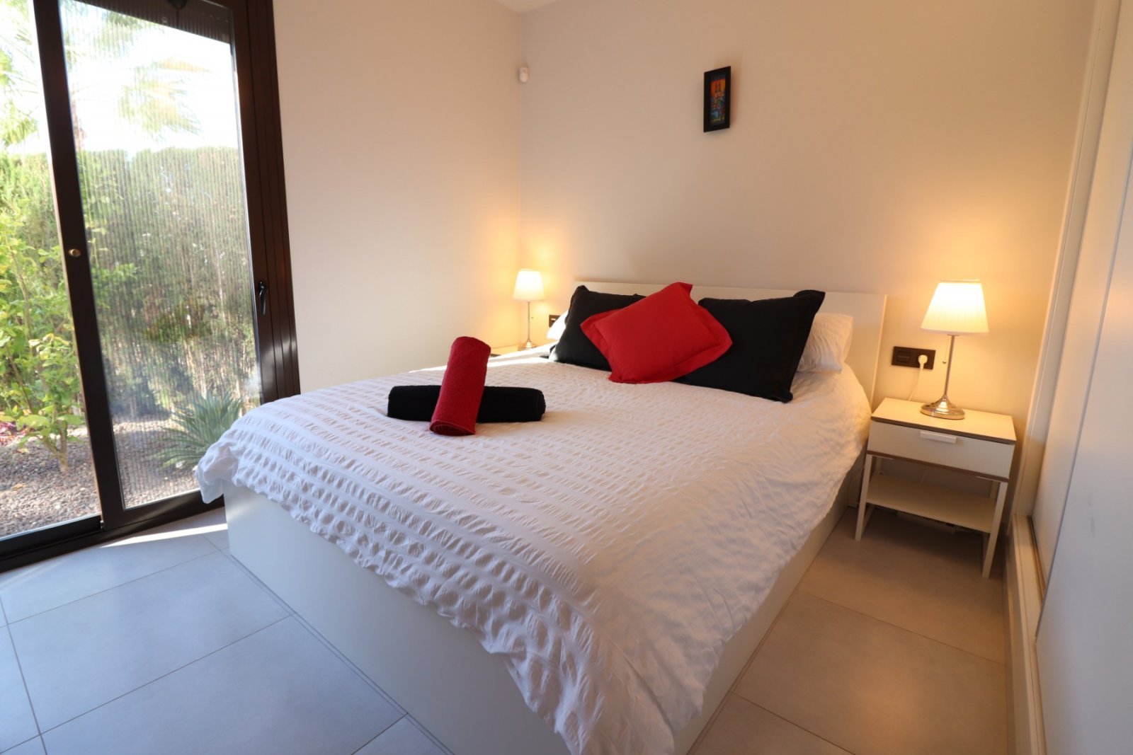 Modernes Apartment mit sonnigem Garten und Terrasse