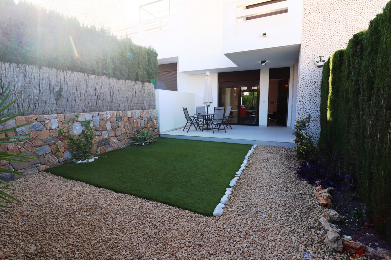 Modernes Apartment mit sonnigem Garten und Terrasse