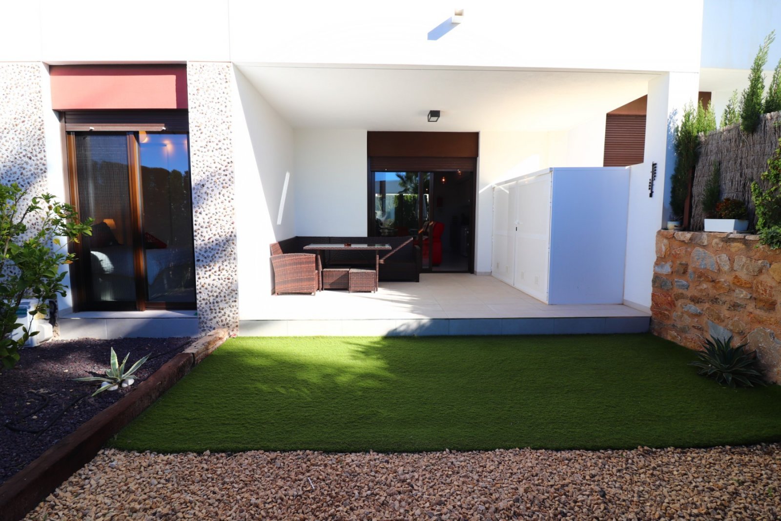 Modernes Apartment mit sonnigem Garten und Terrasse