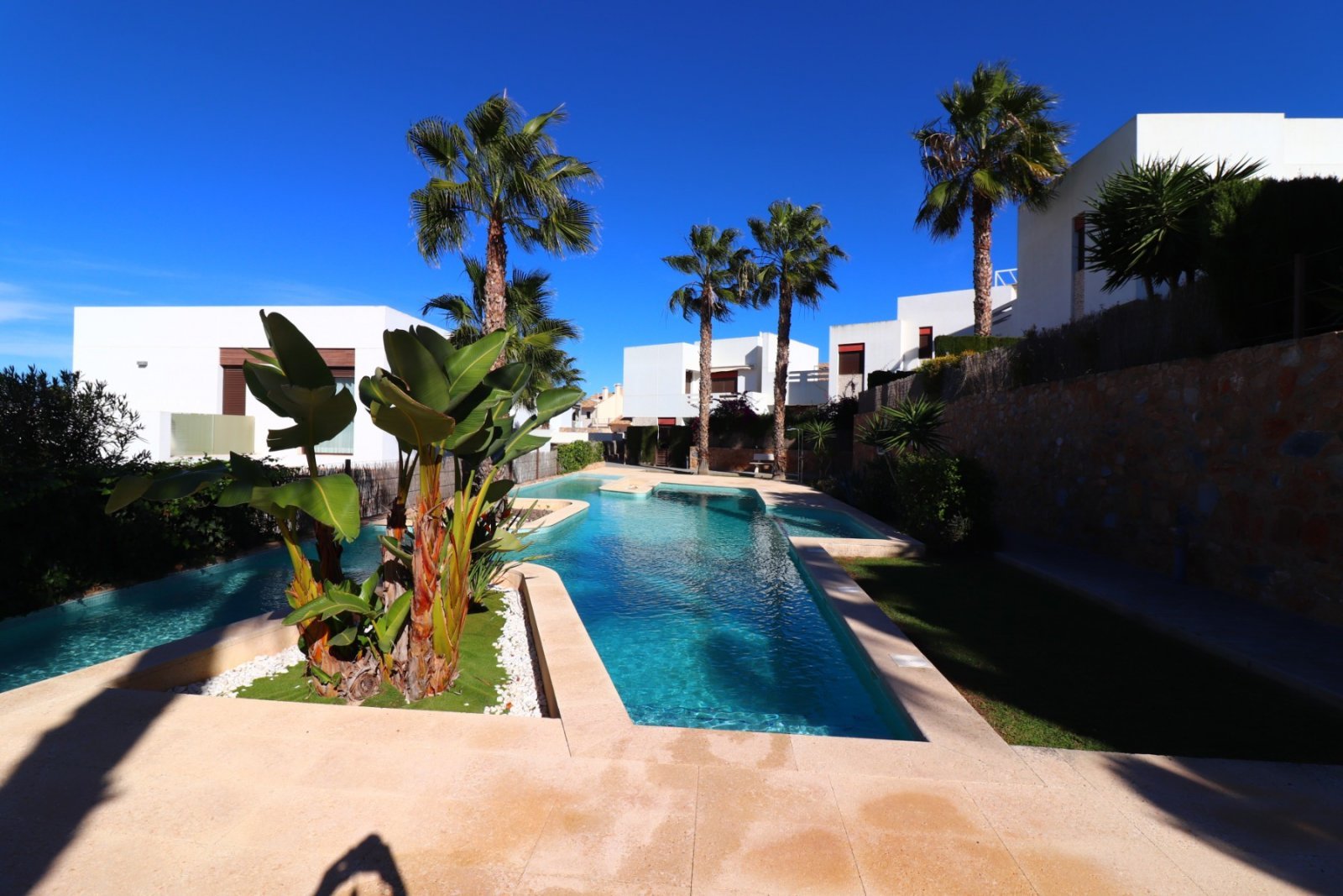 Modernes Apartment mit sonnigem Garten und Terrasse