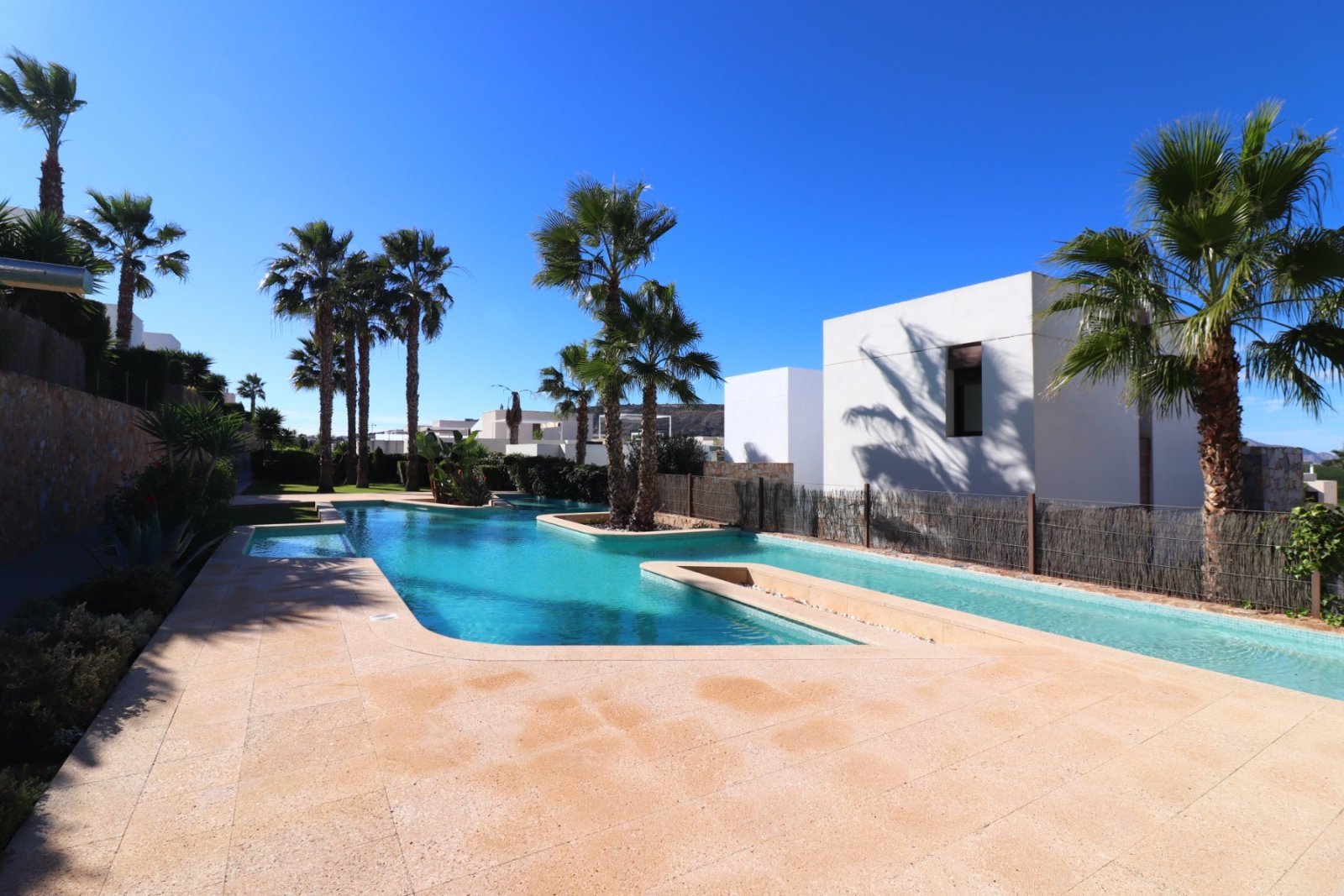 Modernes Apartment mit sonnigem Garten und Terrasse