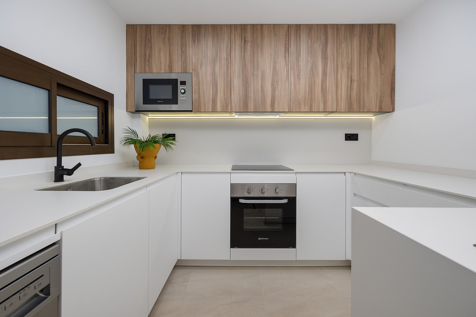 Traumwohnung mit Terrasse und Poolzugang