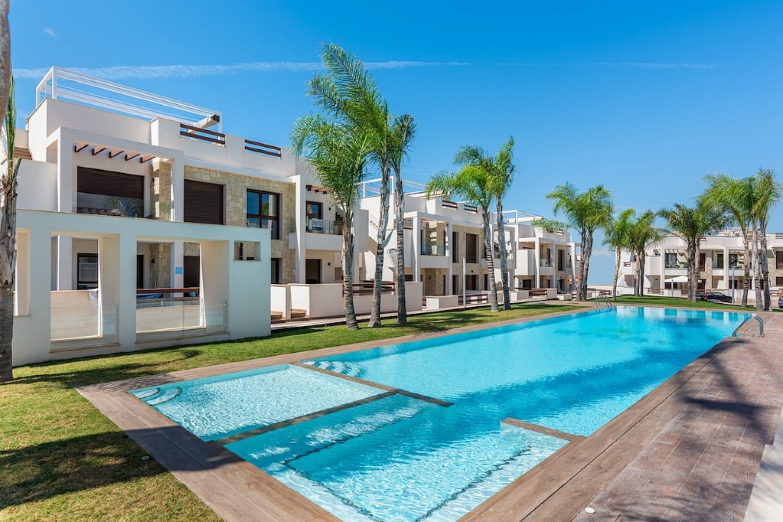 Schönes Apartment mit privatem Garten, 2 Schlafzimmern und Poolnutzung