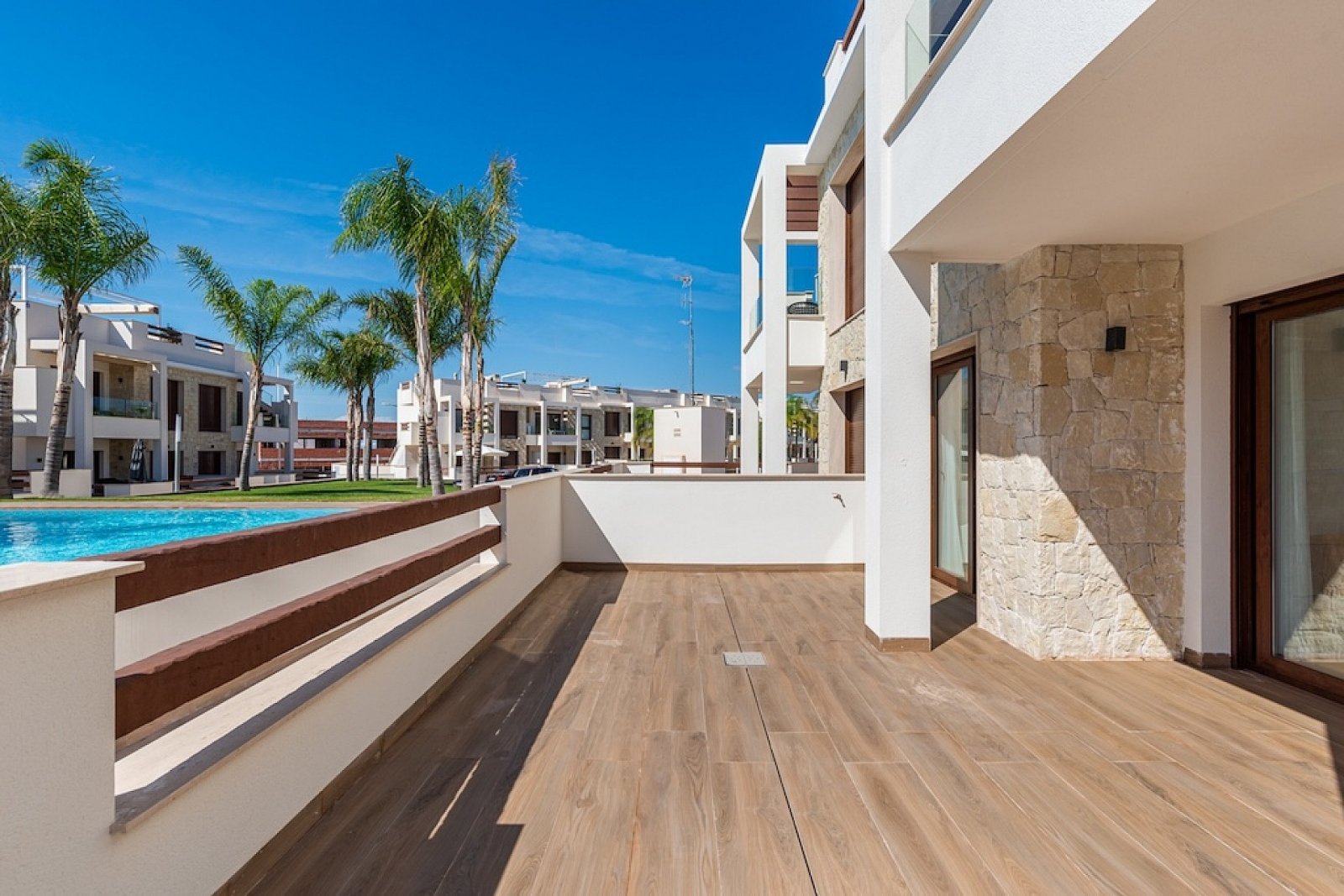 Schönes Apartment mit privatem Garten, 2 Schlafzimmern und Poolnutzung