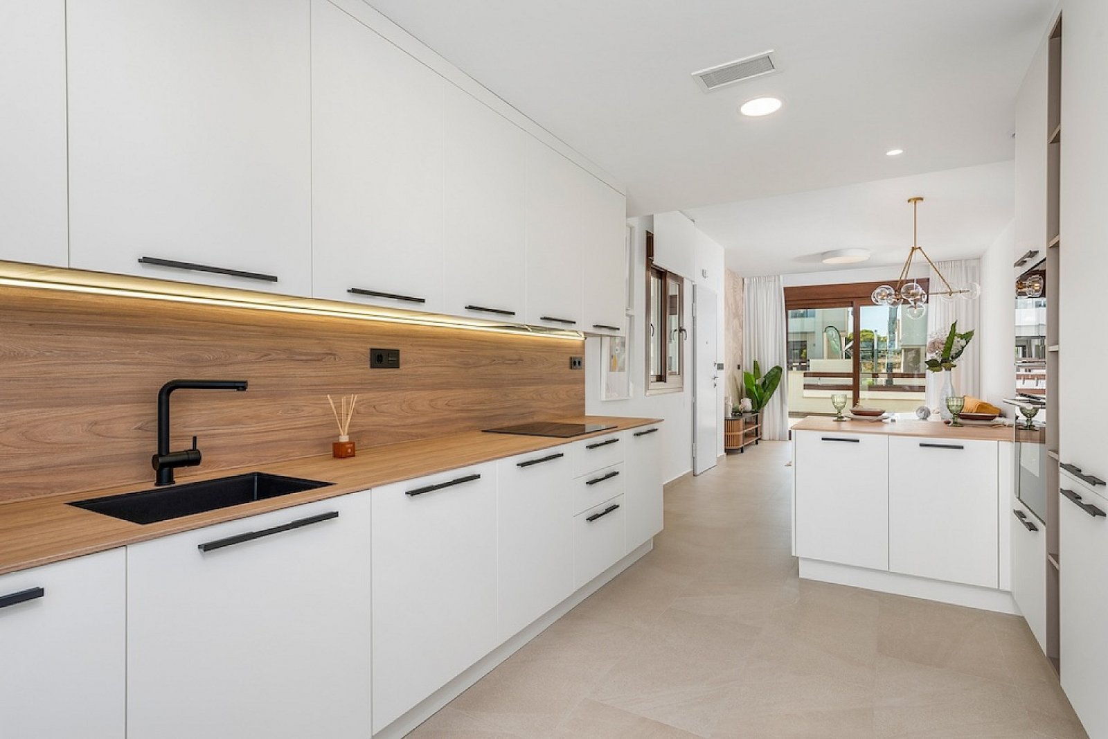 Schönes Apartment mit privatem Garten, 2 Schlafzimmern und Poolnutzung