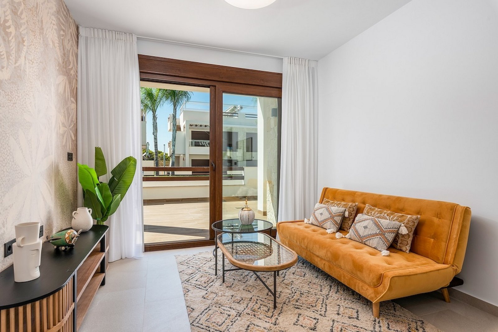 Schönes Apartment mit privatem Garten, 2 Schlafzimmern und Poolnutzung