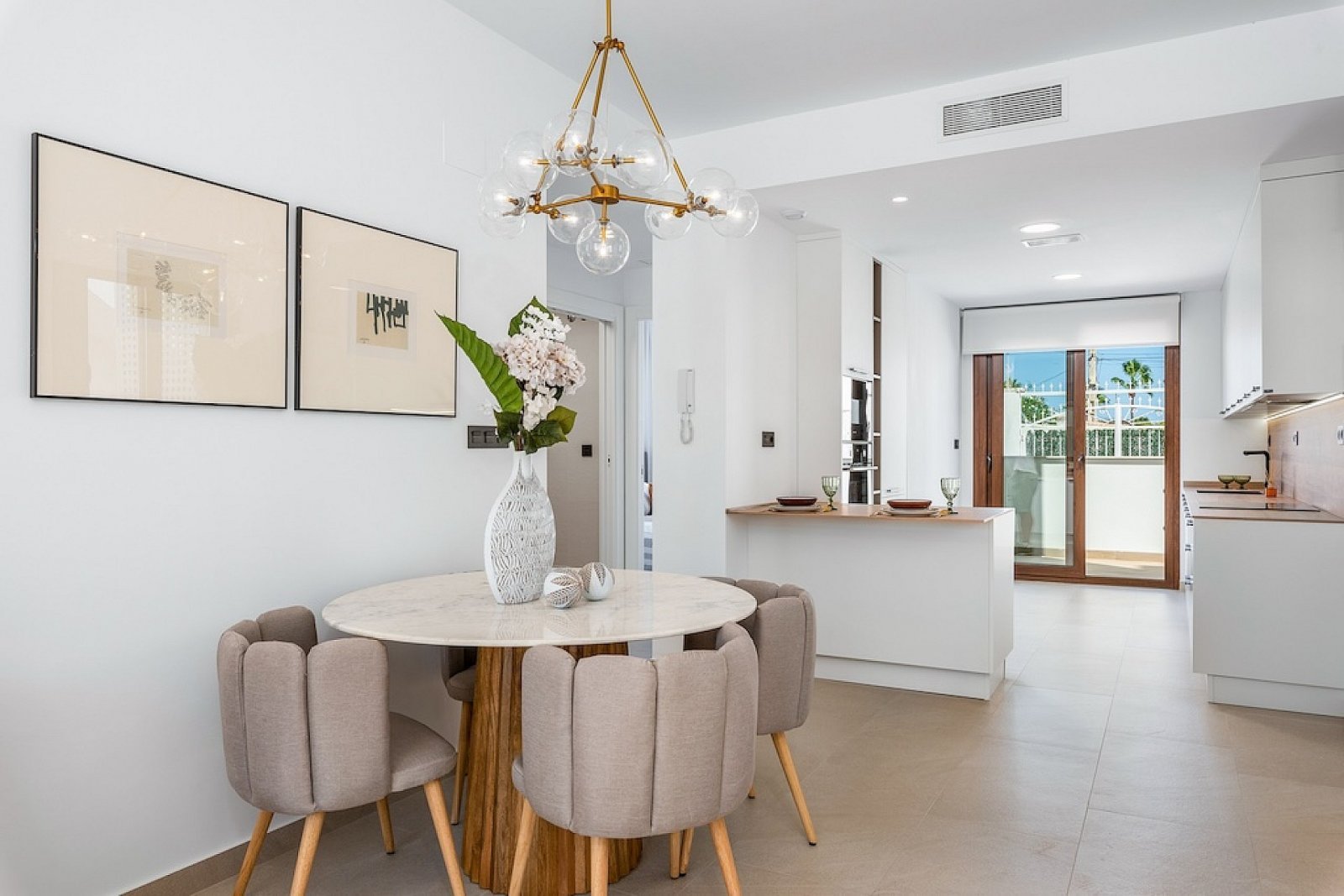 Schönes Apartment mit privatem Garten, 2 Schlafzimmern und Poolnutzung