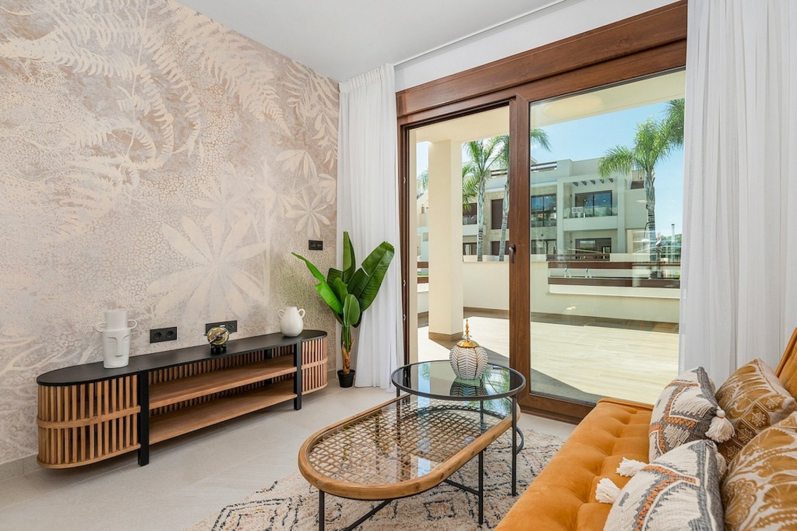 Schönes Apartment mit privatem Garten, 2 Schlafzimmern und Poolnutzung