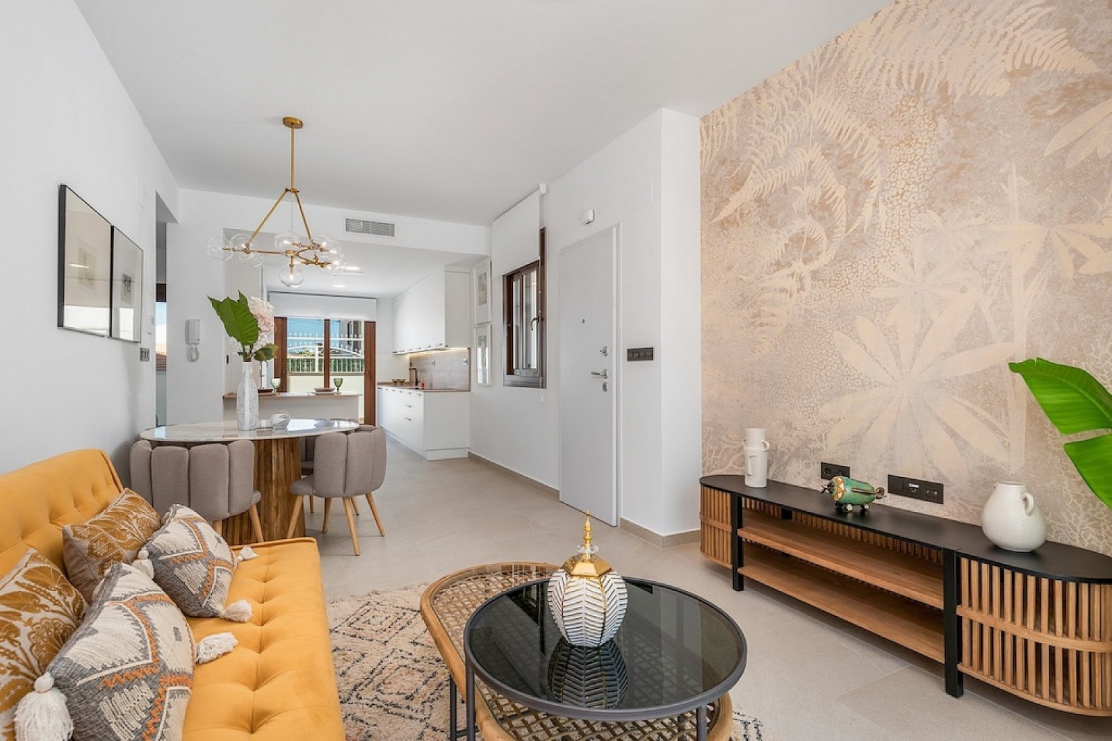 Schönes Apartment mit privatem Garten, 2 Schlafzimmern und Poolnutzung