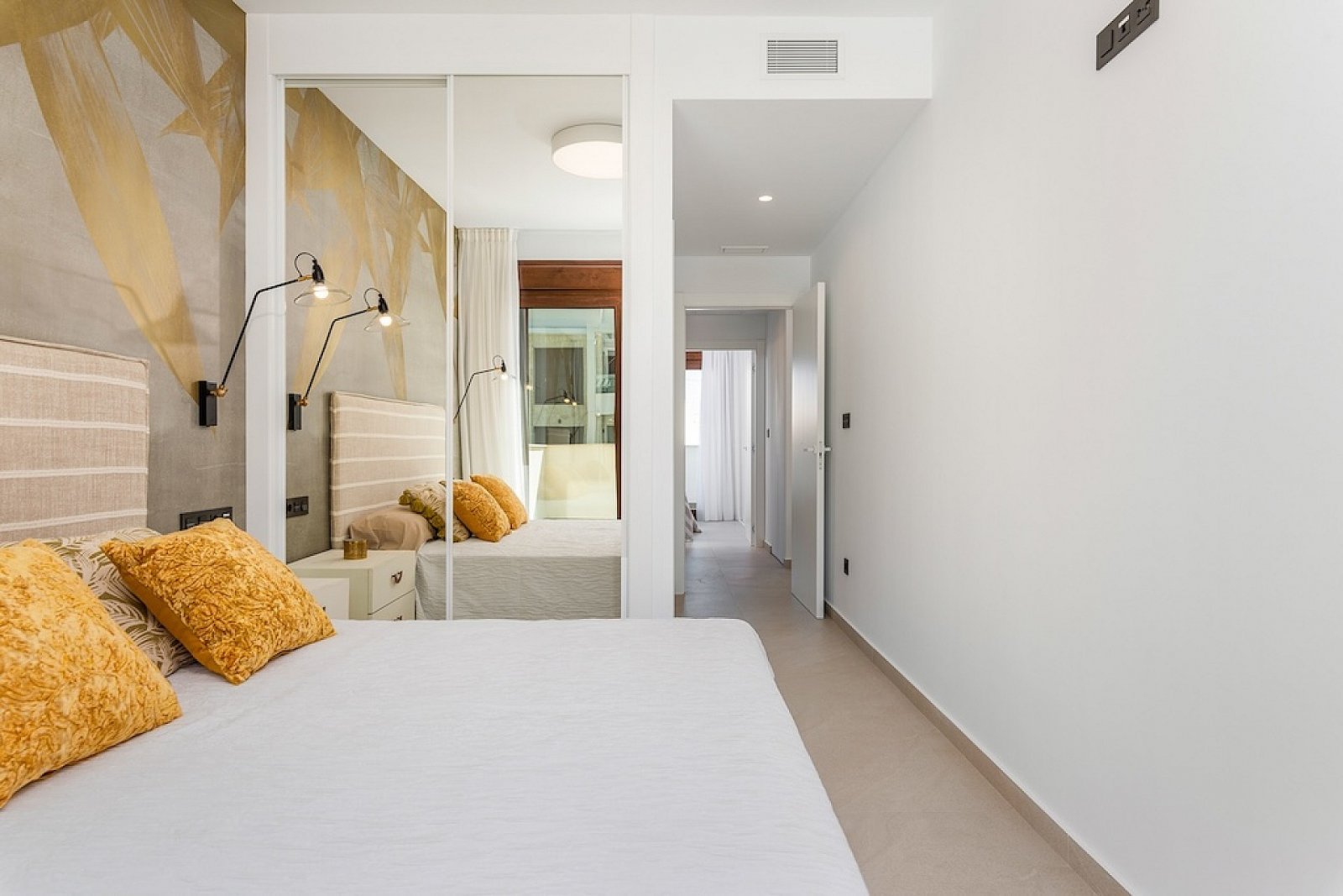Schönes Apartment mit privatem Garten, 2 Schlafzimmern und Poolnutzung