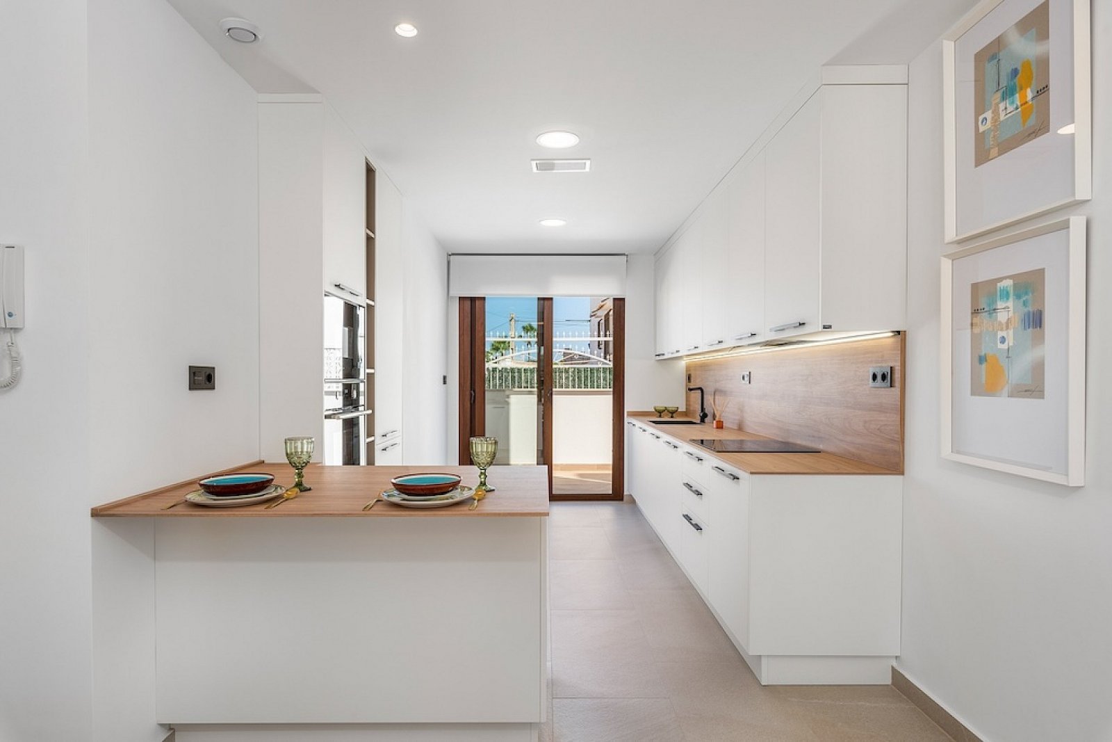 Schönes Apartment mit privatem Garten, 2 Schlafzimmern und Poolnutzung