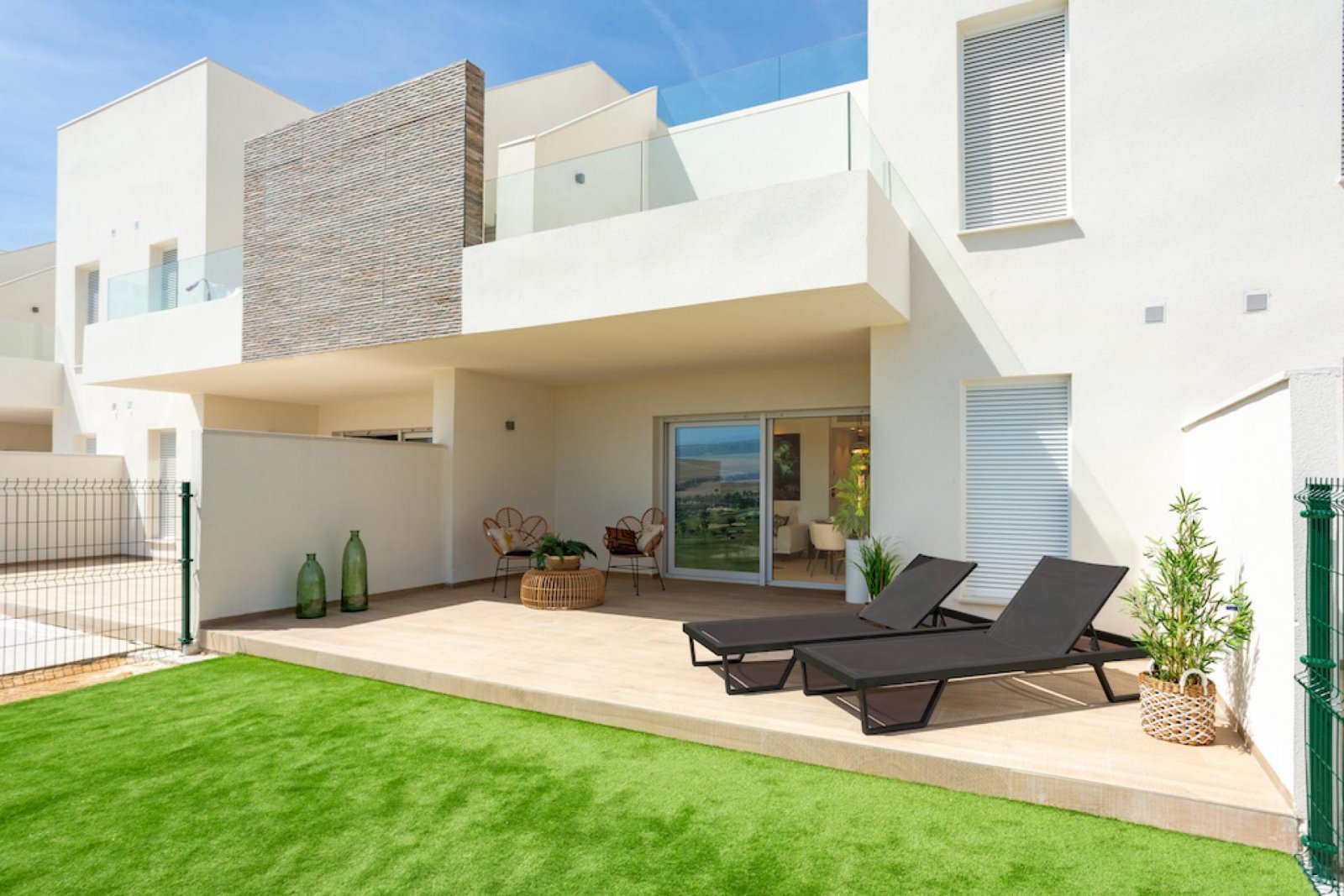 Elegantes Apartment mit privatem Garten, Gemeinschaftspool und Tiefgarage