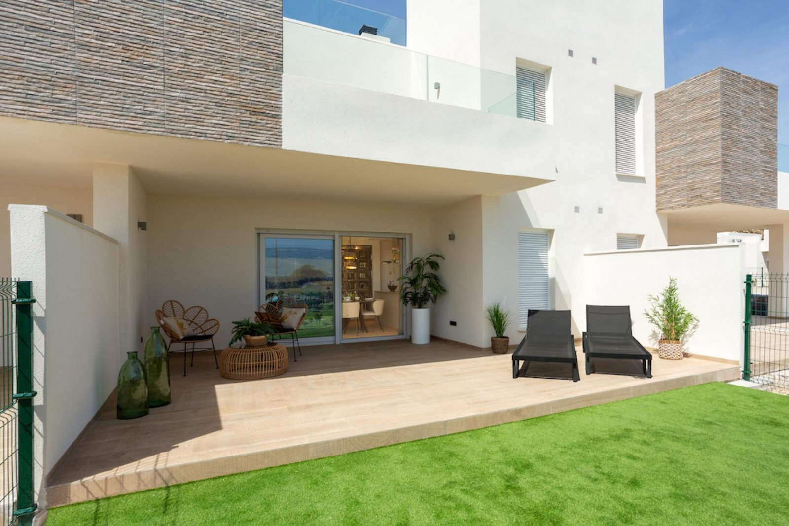 Elegantes Apartment mit privatem Garten, Gemeinschaftspool und Tiefgarage