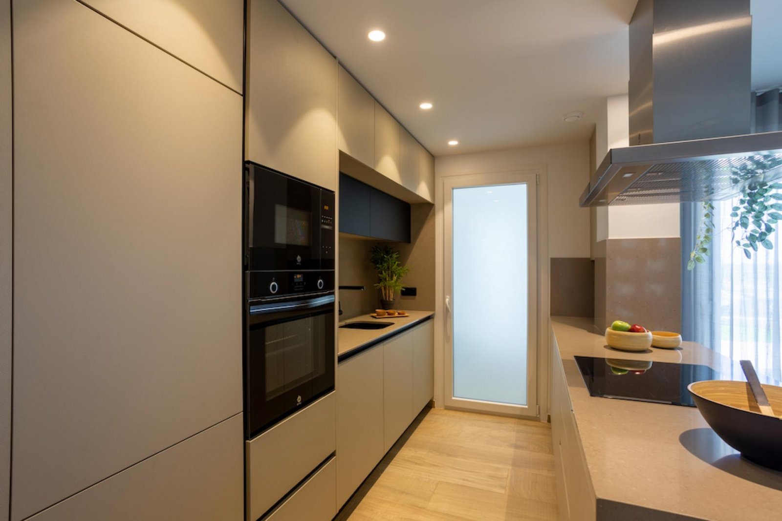 Elegantes Apartment mit privatem Garten, Gemeinschaftspool und Tiefgarage