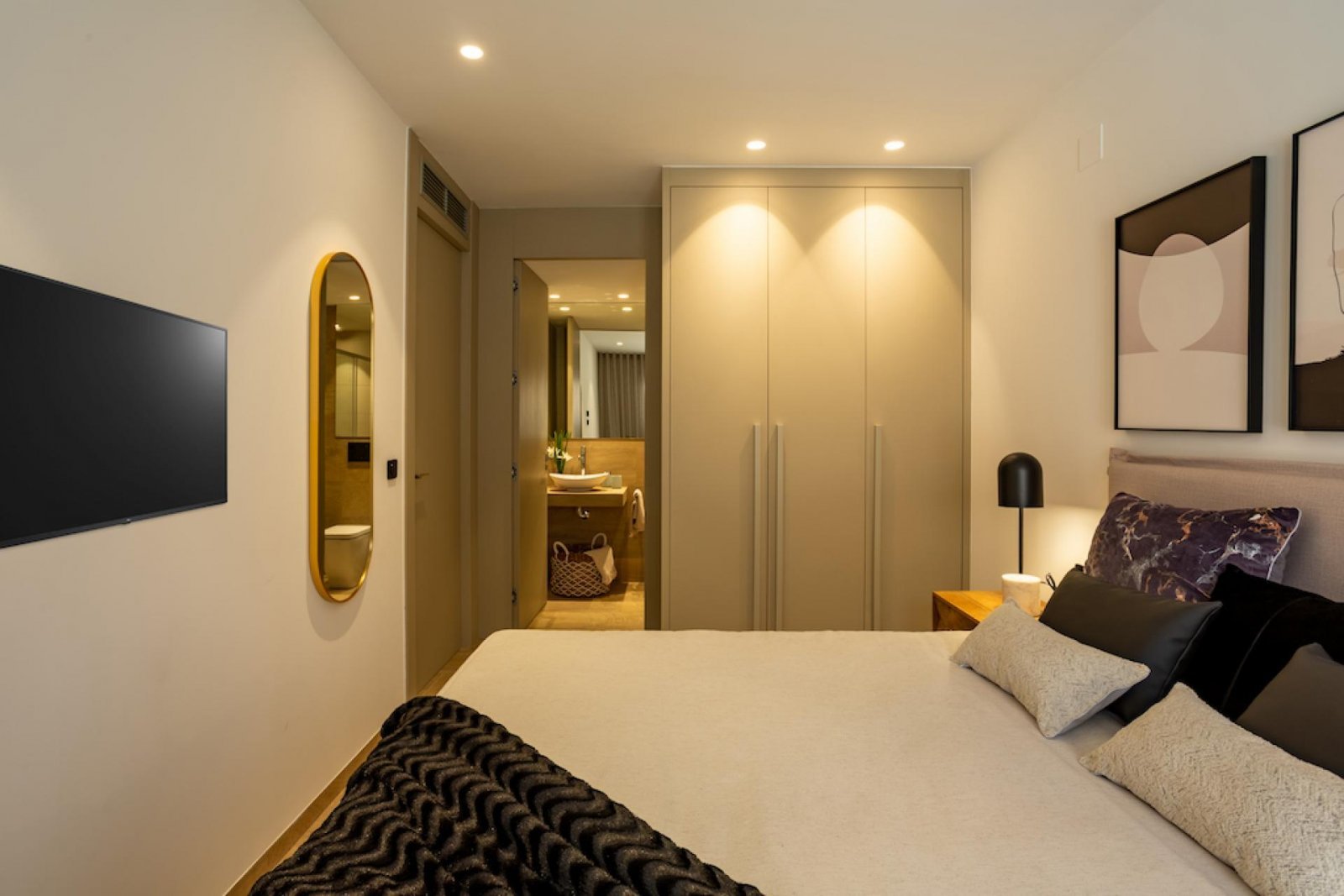 Elegantes Apartment mit privatem Garten, Gemeinschaftspool und Tiefgarage