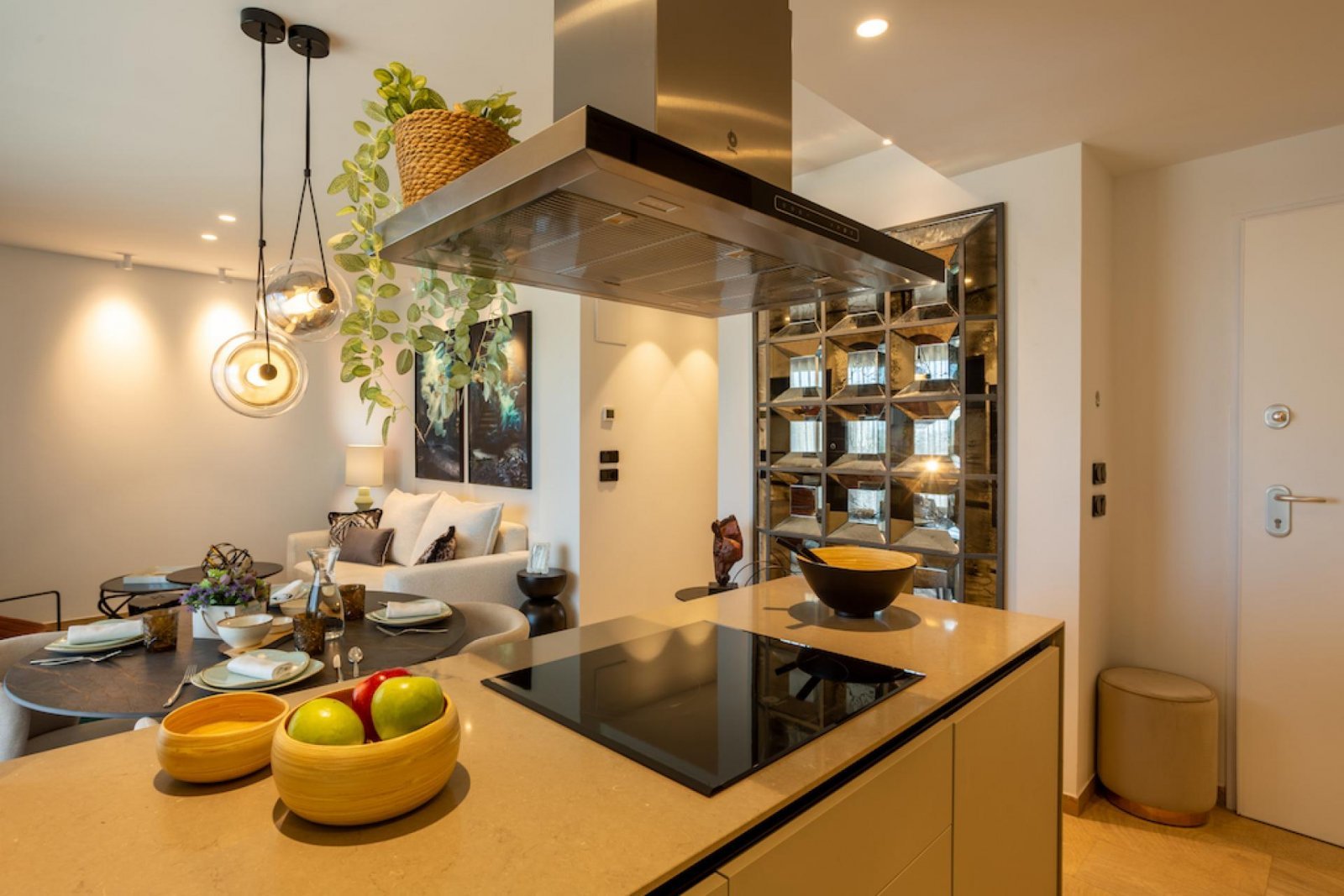 Elegantes Apartment mit privatem Garten, Gemeinschaftspool und Tiefgarage